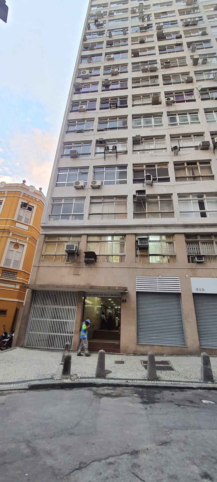 VENDO - SALA COMERCIAL - COM EXCLUSIVIDADE - TRAVESSA DO PAÇO Nº 23 - CENTRO/RJ.