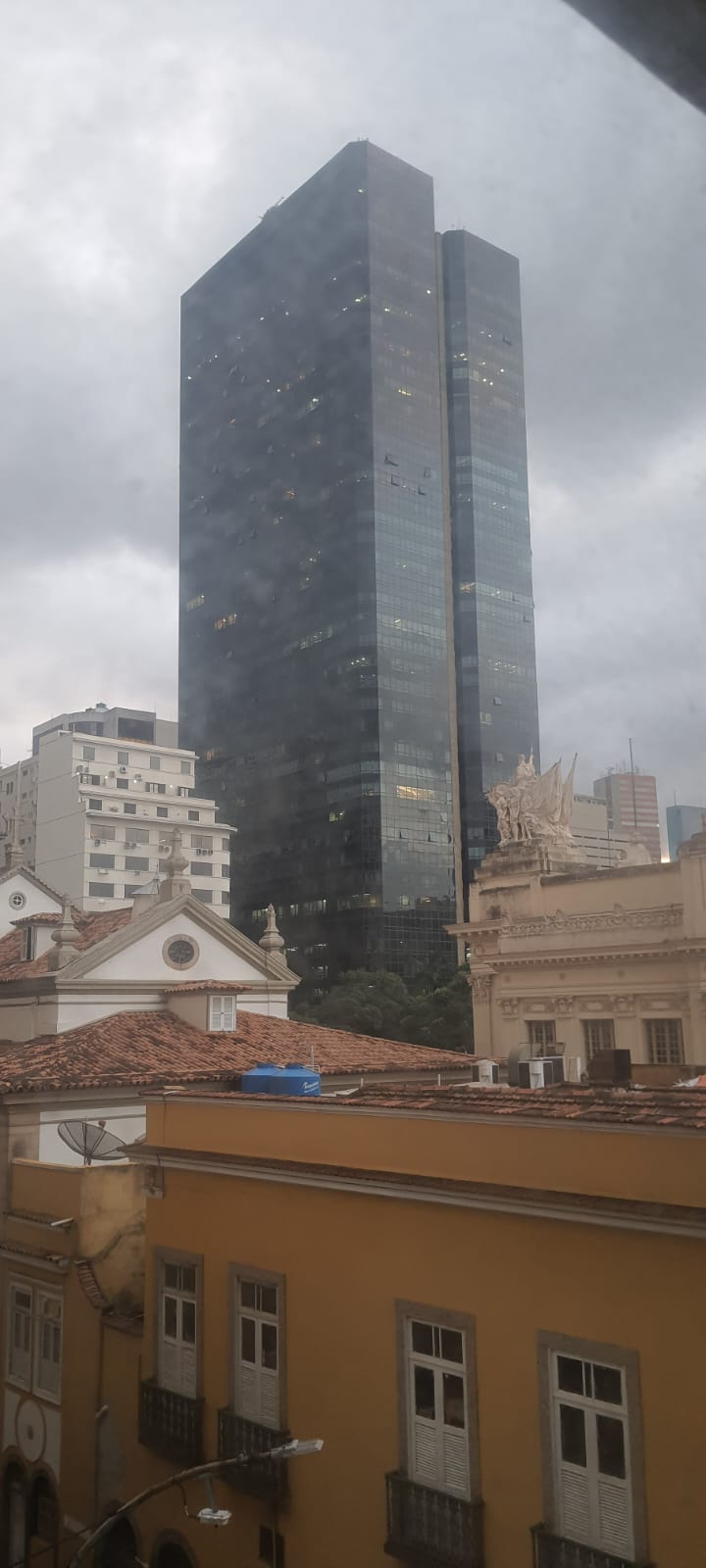 VENDO - SALA COMERCIAL - COM EXCLUSIVIDADE - TRAVESSA DO PAÇO Nº 23 - CENTRO/RJ.