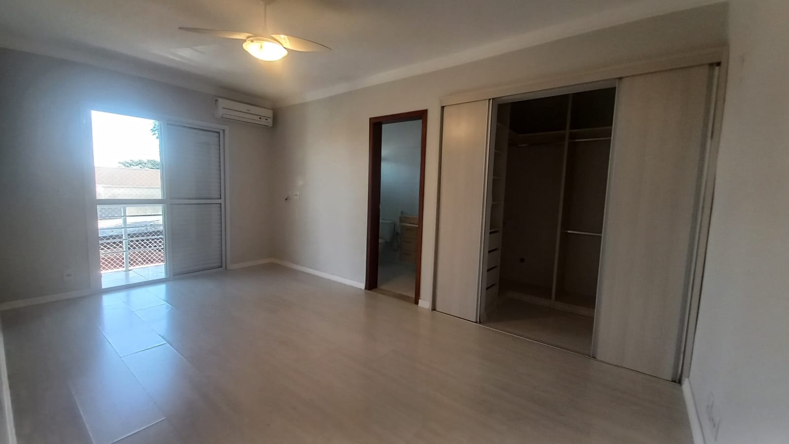 Casa Deslumbrante à Venda no Condomínio Parque do Varvito em Itu por $1.500.000,00
