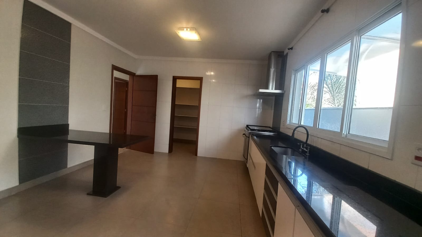 Casa Deslumbrante à Venda no Condomínio Parque do Varvito em Itu por $1.500.000,00