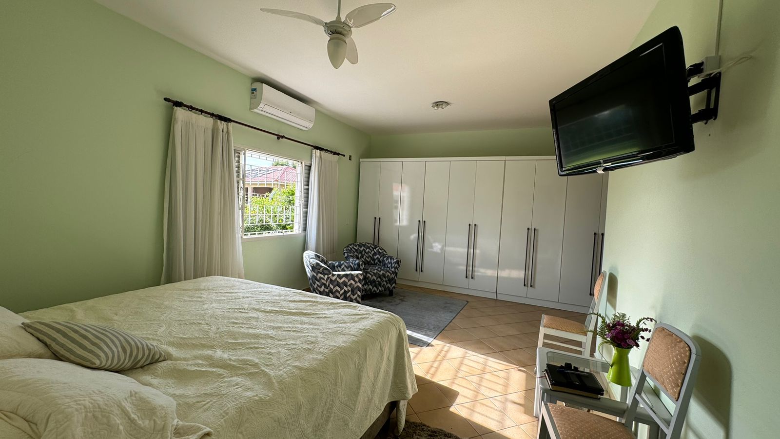 "Chácara dos Sonhos em Porto Feliz: Conforto, Luxo e Natureza Esperam por Você!"