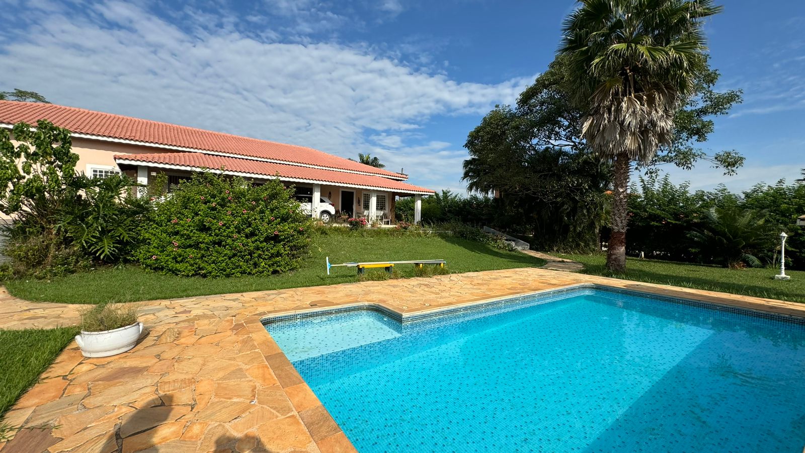 "Chácara dos Sonhos em Porto Feliz: Conforto, Luxo e Natureza Esperam por Você!"