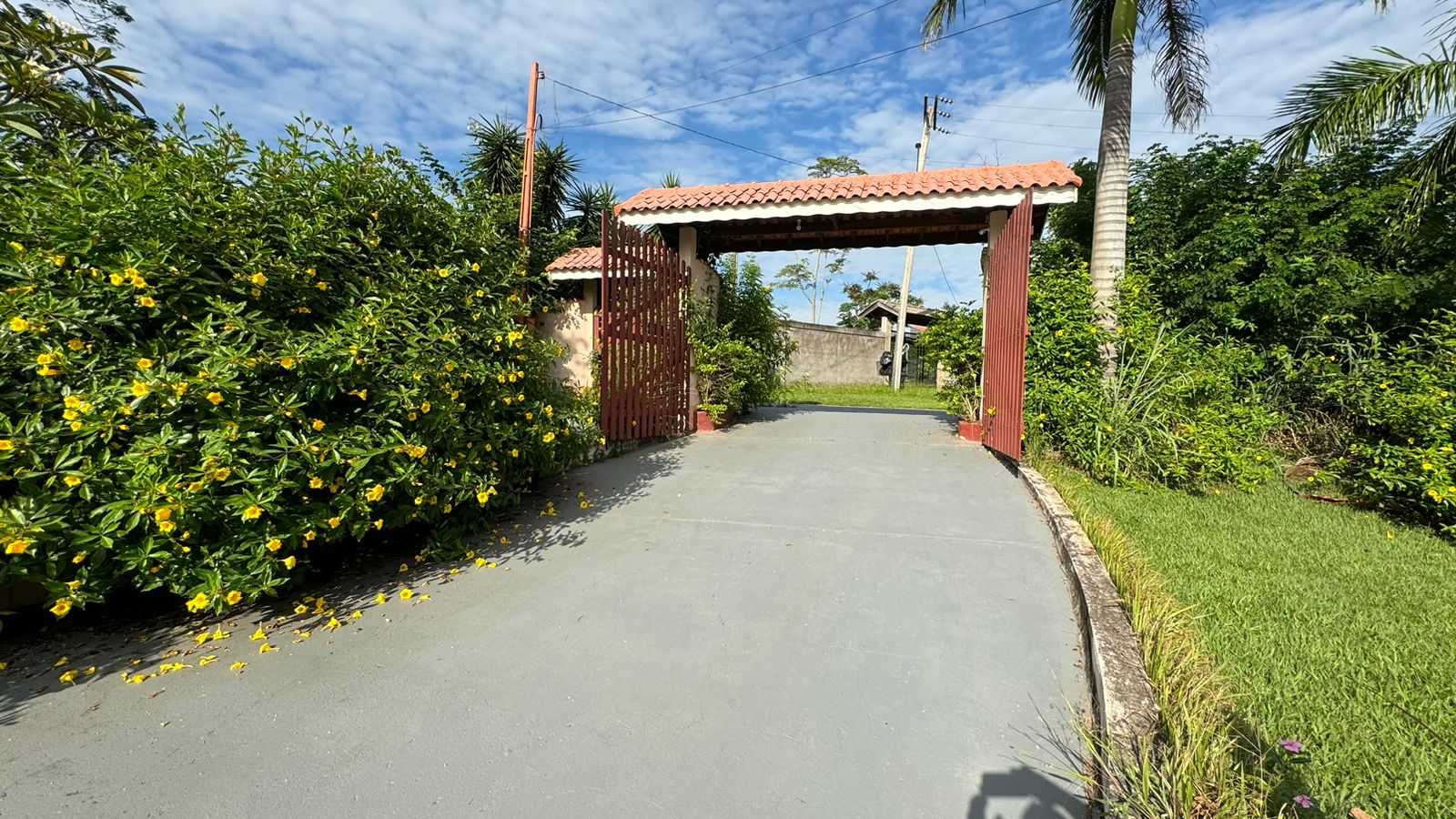 "Chácara dos Sonhos em Porto Feliz: Conforto, Luxo e Natureza Esperam por Você!"