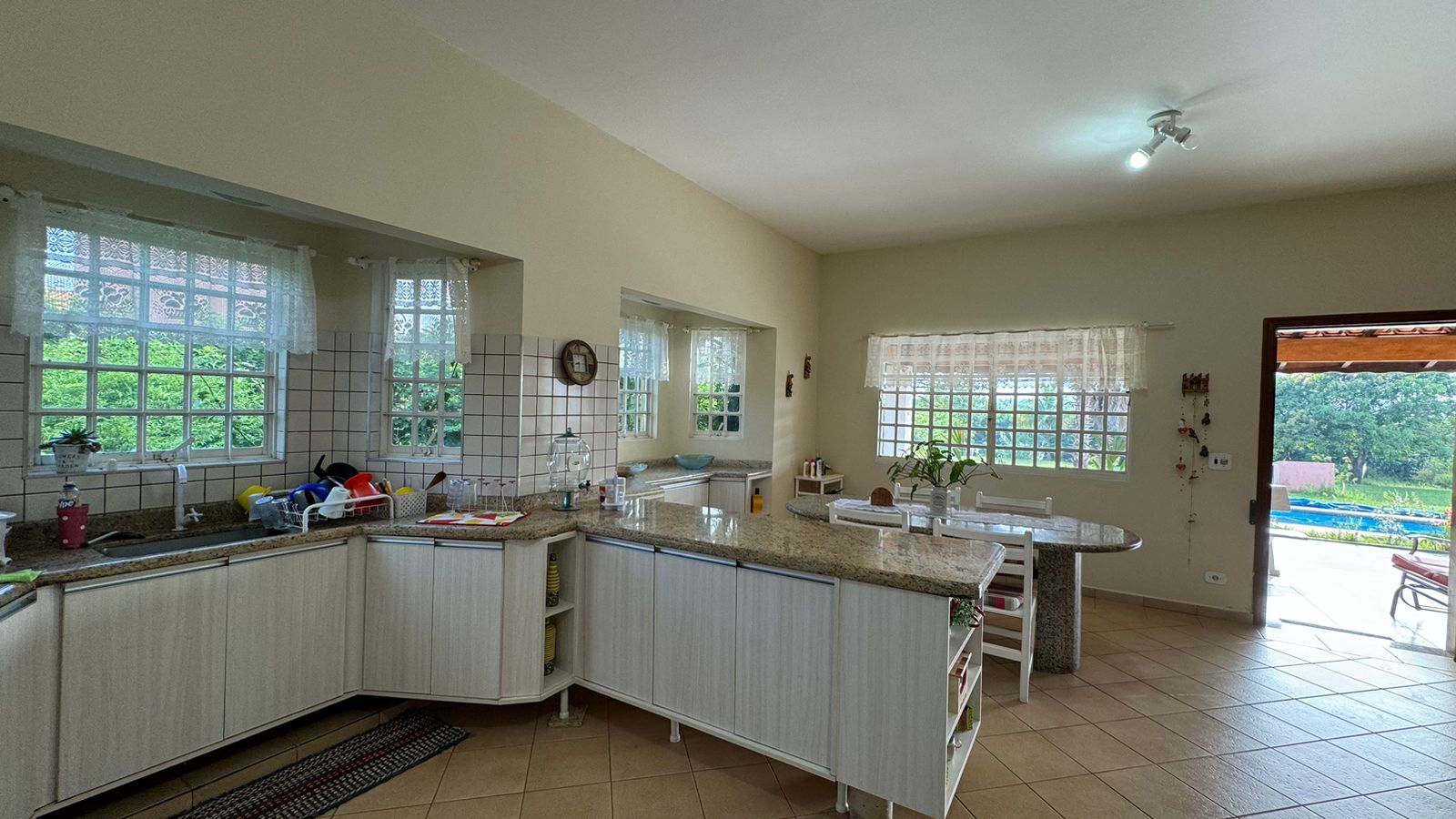 "Chácara dos Sonhos em Porto Feliz: Conforto, Luxo e Natureza Esperam por Você!"