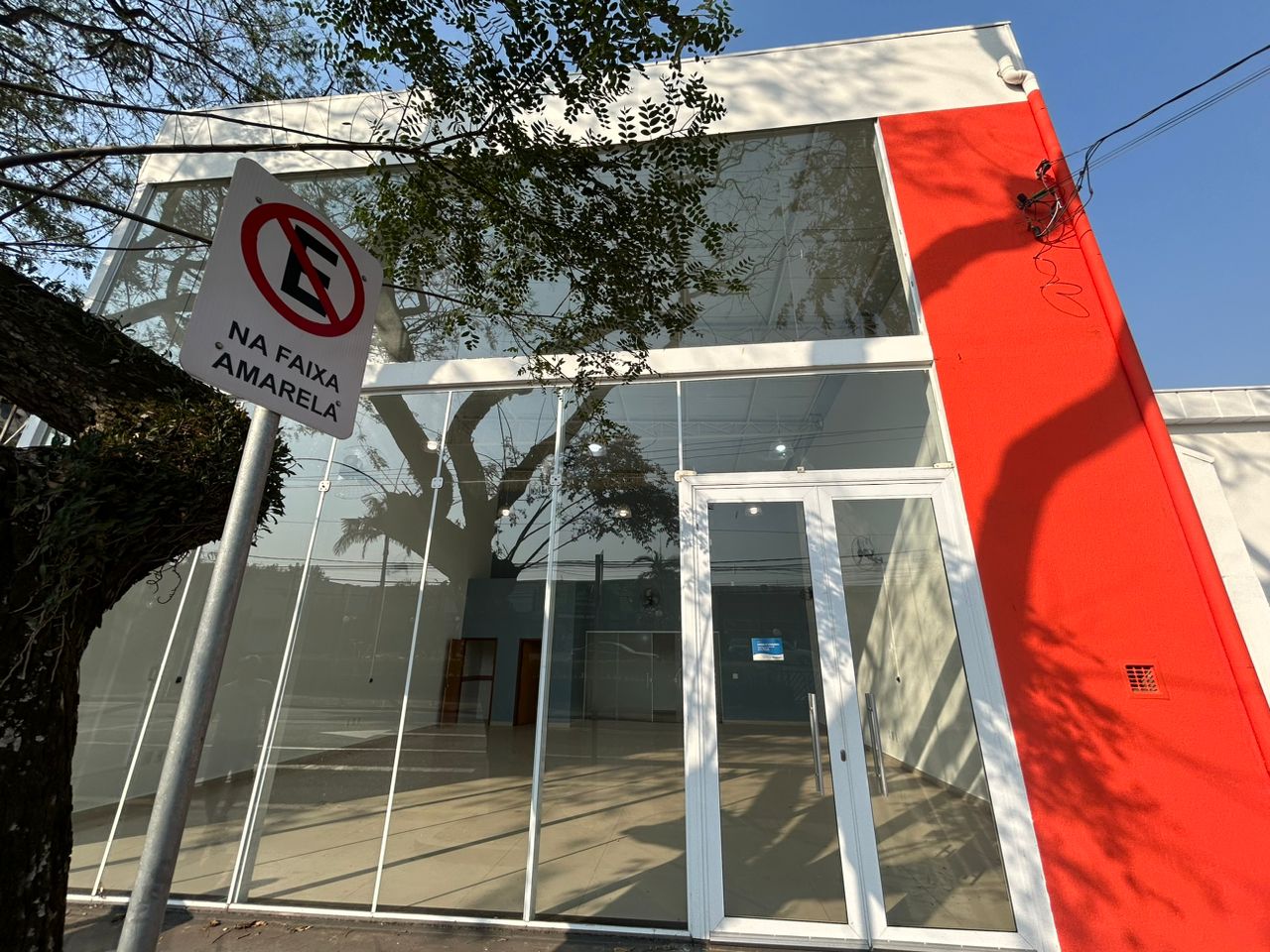 Excelente localização: Avenida Doutor Prudente de Moraes, no Bairro Vila Nova, enfrente ao supermercado Pão de Açúcar.