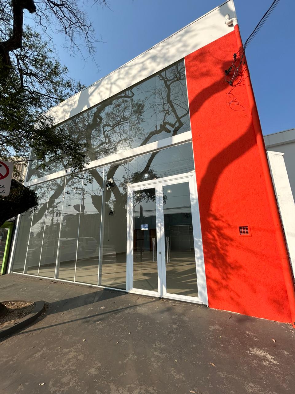 Excelente localização: Avenida Doutor Prudente de Moraes, no Bairro Vila Nova, enfrente ao supermercado Pão de Açúcar.
