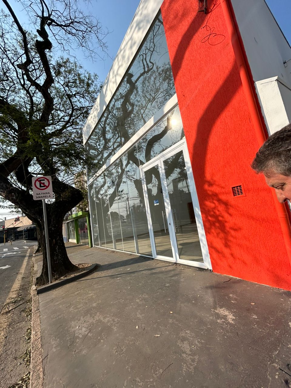 Excelente localização: Avenida Doutor Prudente de Moraes, no Bairro Vila Nova, enfrente ao supermercado Pão de Açúcar.