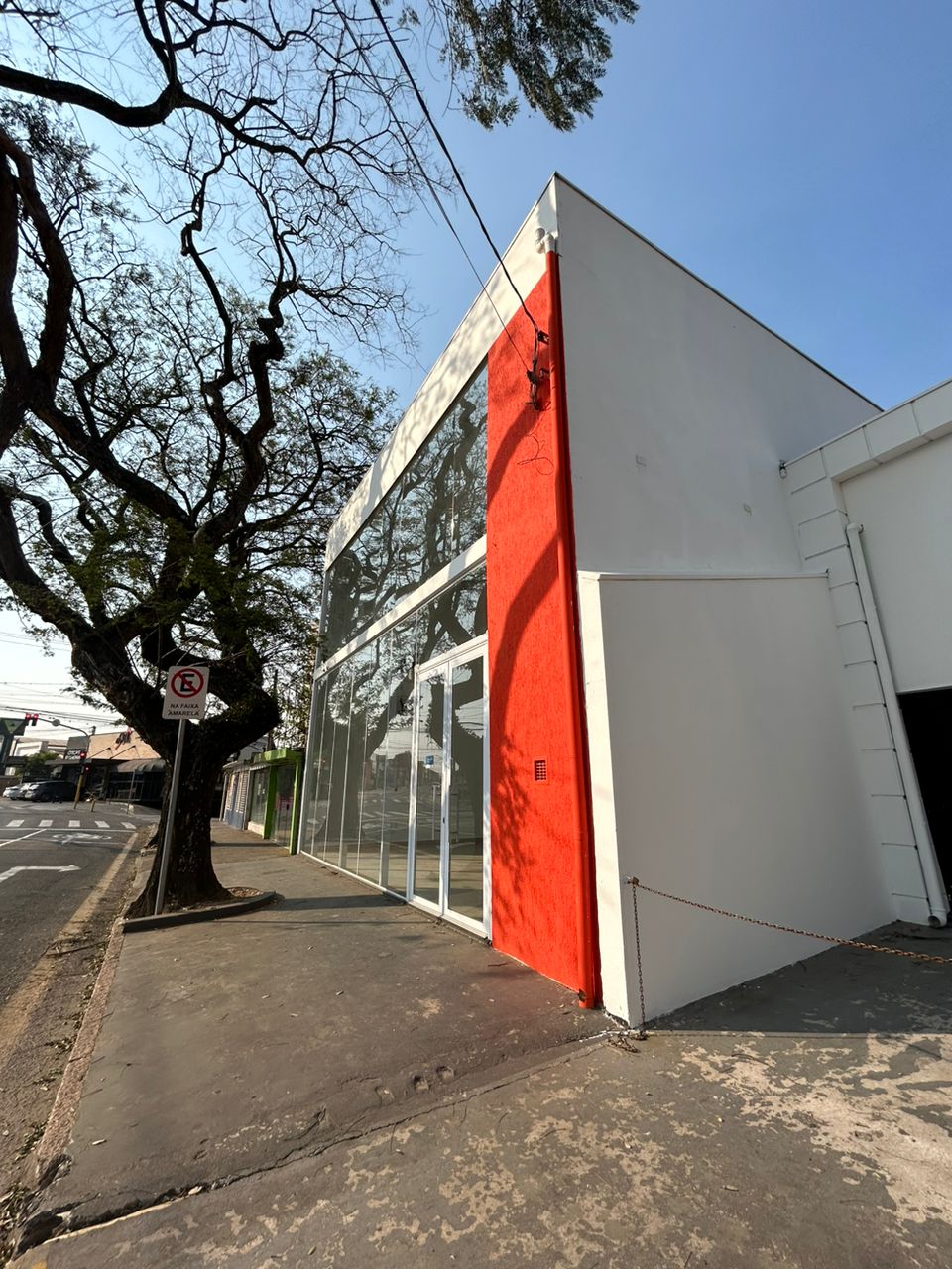 Excelente localização: Avenida Doutor Prudente de Moraes, no Bairro Vila Nova, enfrente ao supermercado Pão de Açúcar.