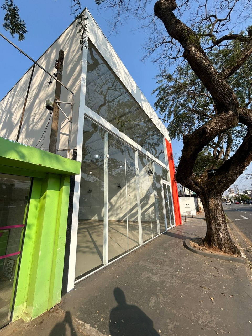 Excelente localização: Avenida Doutor Prudente de Moraes, no Bairro Vila Nova, enfrente ao supermercado Pão de Açúcar.