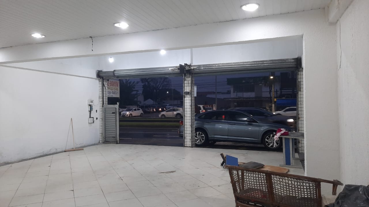 Ótima loja, frente para a rua Francisco da Cruz Nunes