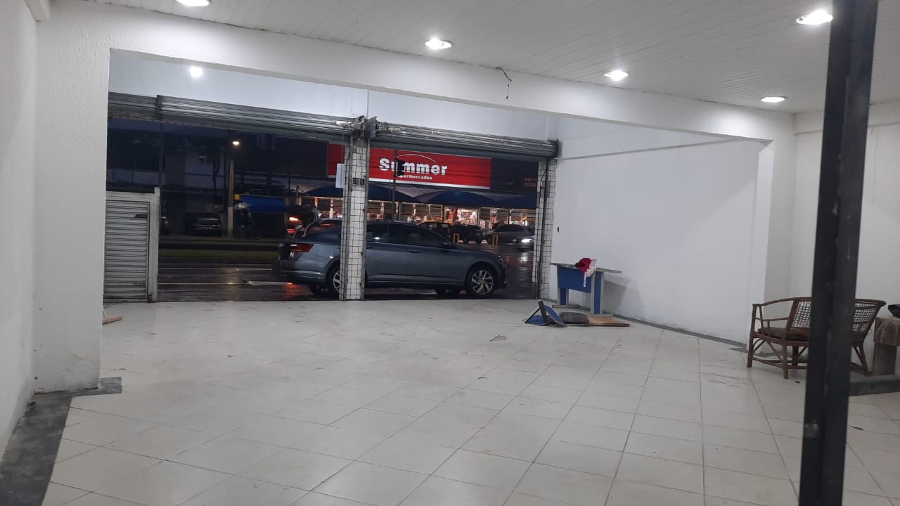 Ótima loja, frente para a rua Francisco da Cruz Nunes