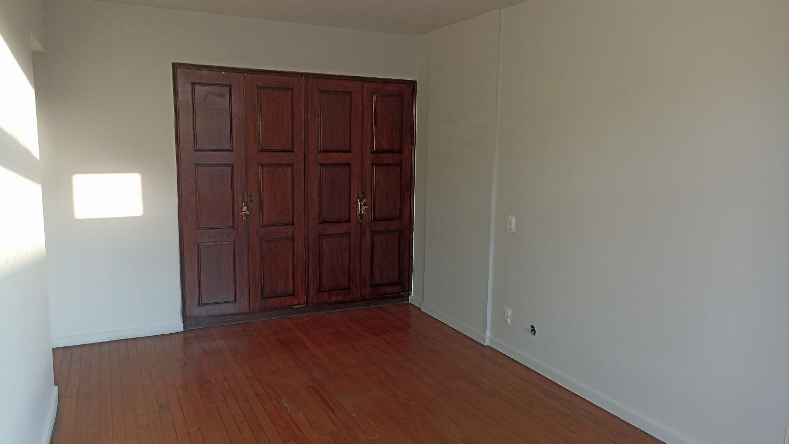 Excelente Apartamento de 03 quartos na Praia de Icaraí 