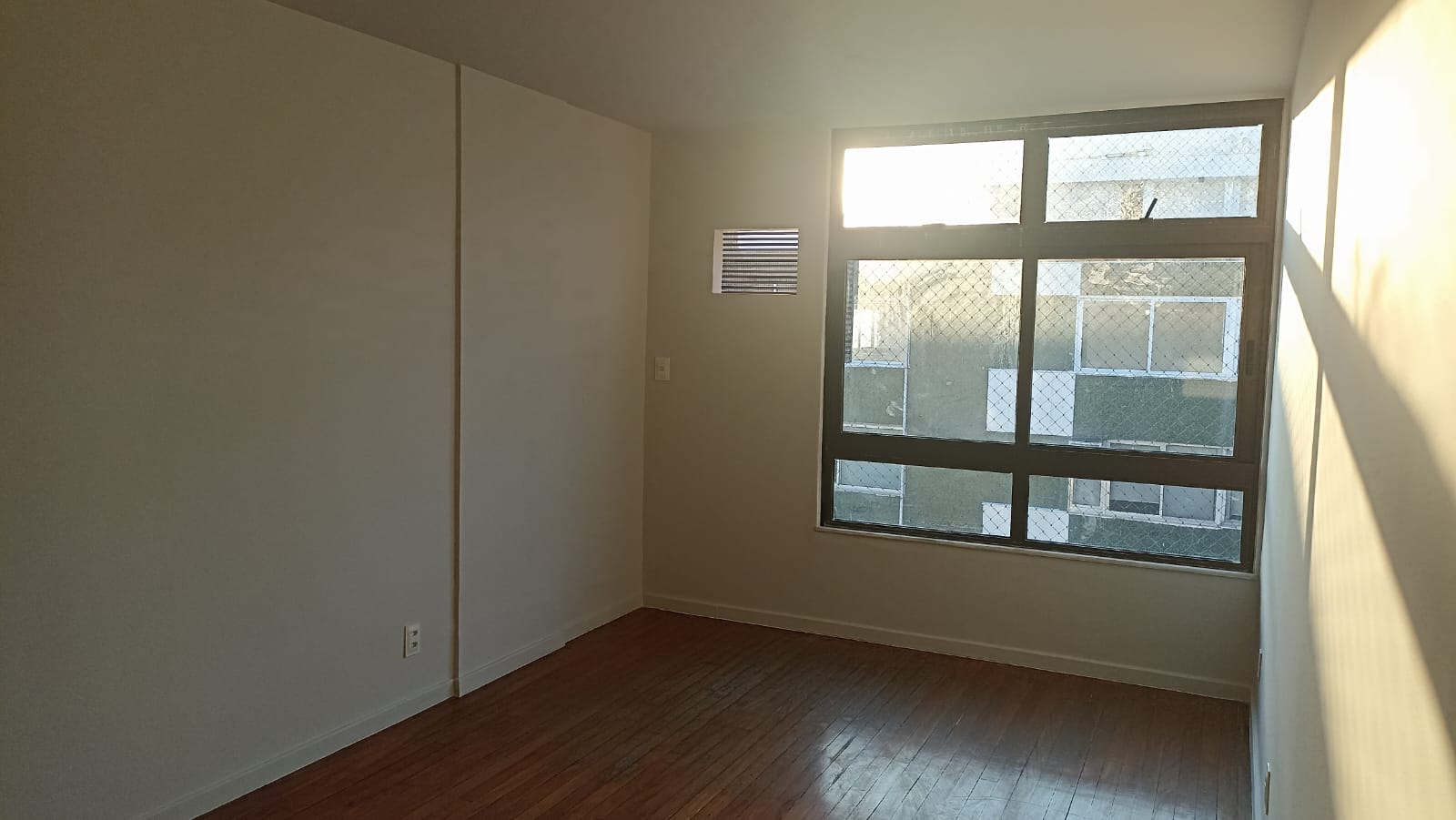 Excelente Apartamento de 03 quartos na Praia de Icaraí 