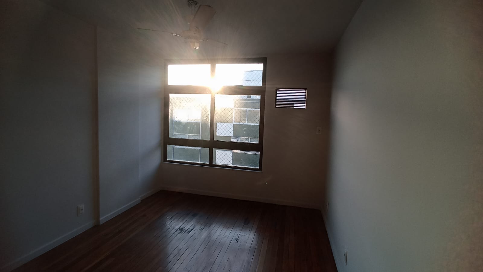 Excelente Apartamento de 03 quartos na Praia de Icaraí 