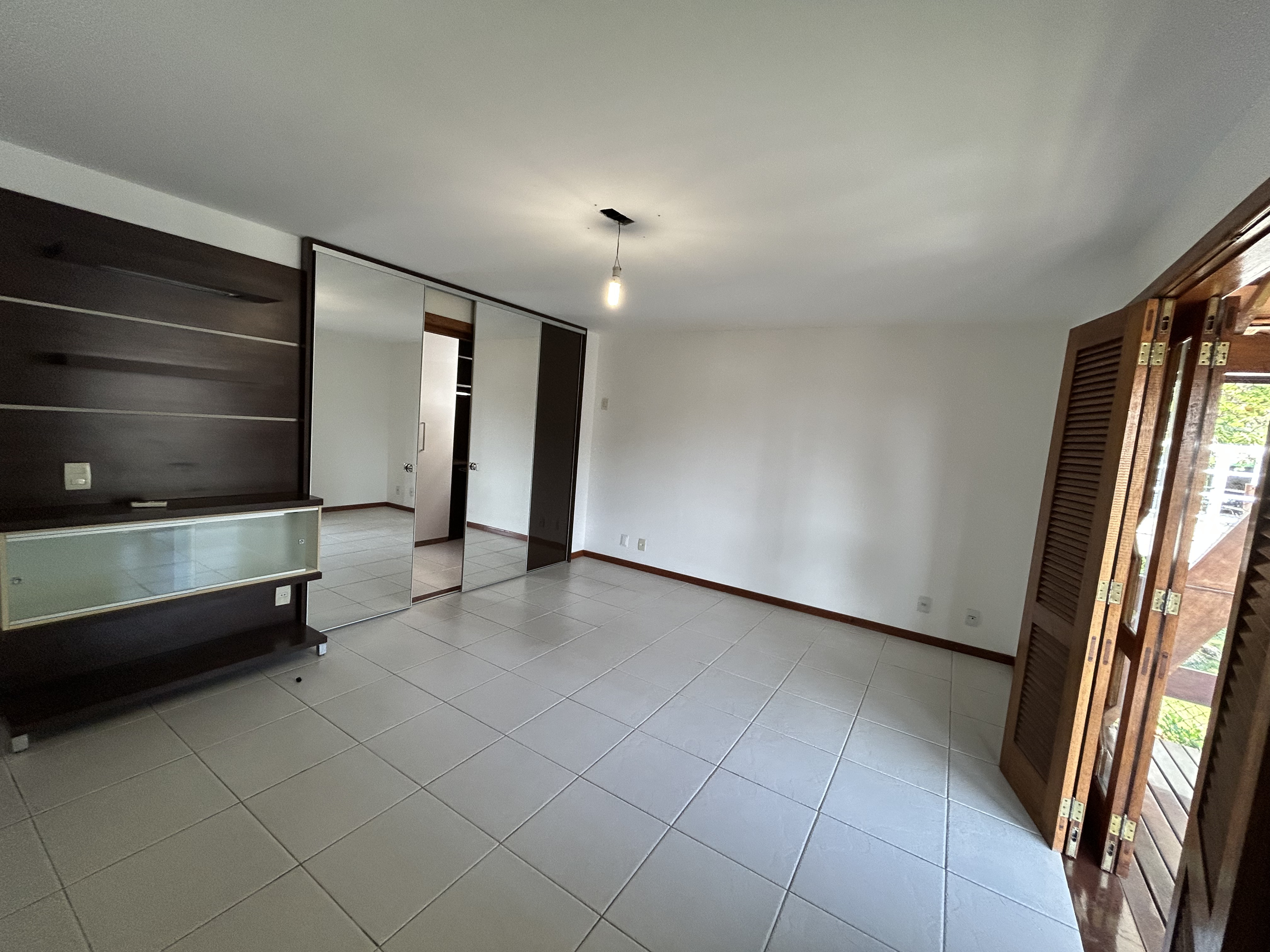 Casa em condominio com 5 quartos, 2 vagas- com 394 mt² - Itacoatiara- Niterói