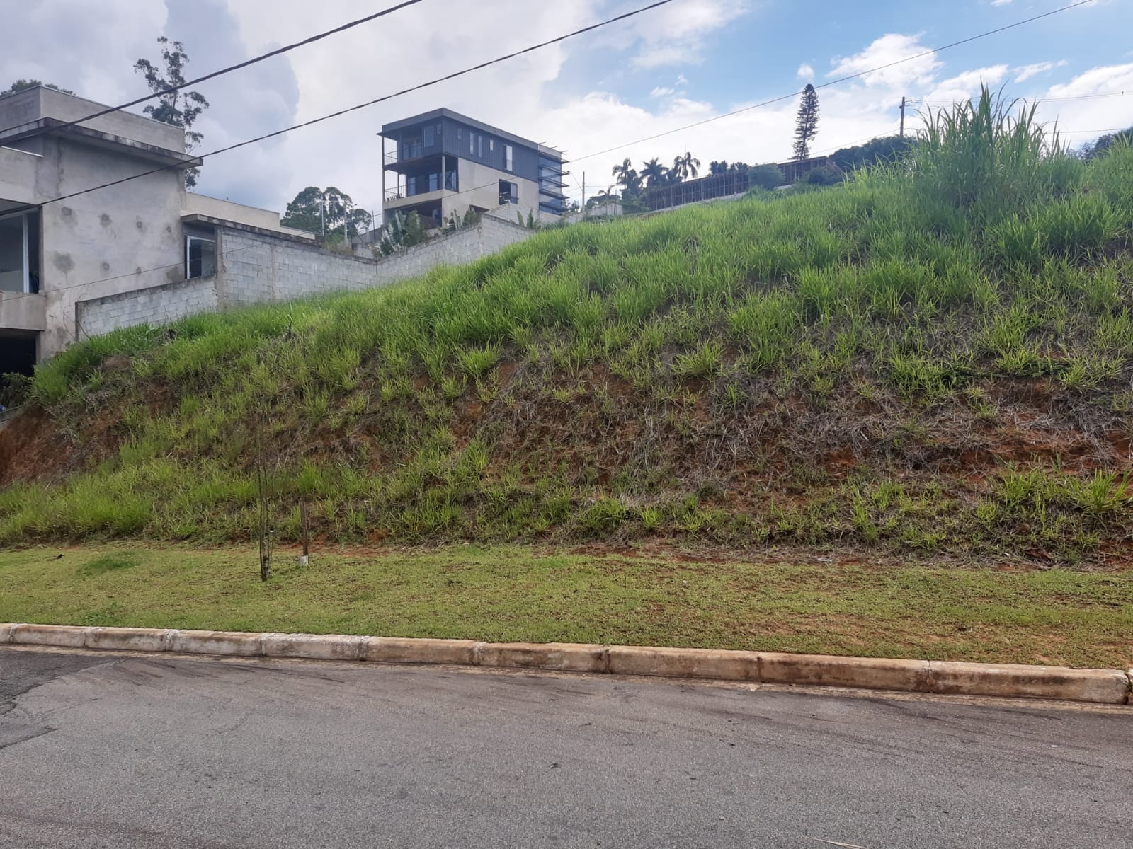 OPORTUNIDADE IMPERDÍVEL! TERRENO PRONTO PARA CONSTRUIR NO LAGO DO SOL – COTIA/SP