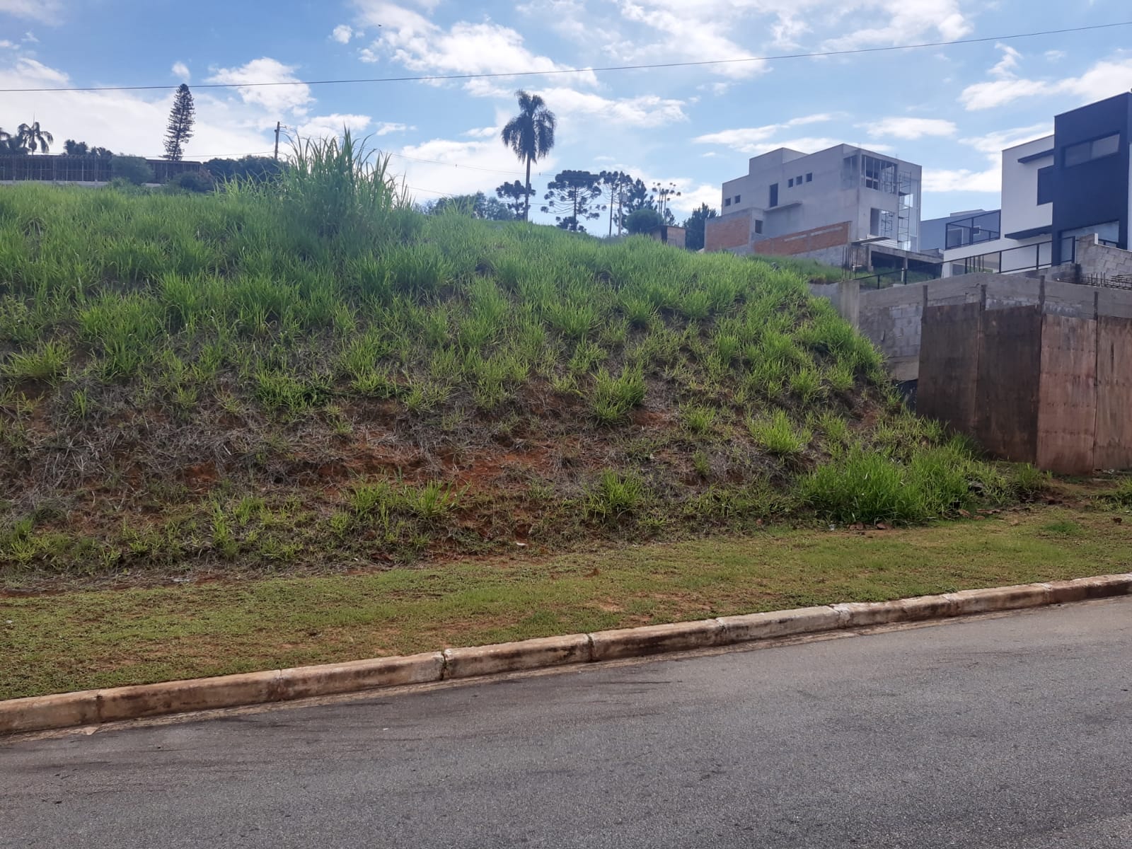 OPORTUNIDADE IMPERDÍVEL! TERRENO PRONTO PARA CONSTRUIR NO LAGO DO SOL – COTIA/SP