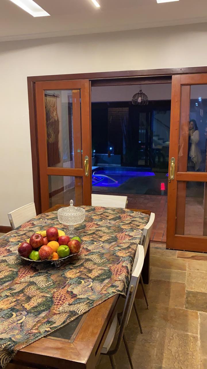 EXCLUSIVA CASA RÚSTICA COM PISCINA EM BOLSÃO FECHADO NA GRANJA VIANA – 350M² CONSTRUÍDOS
