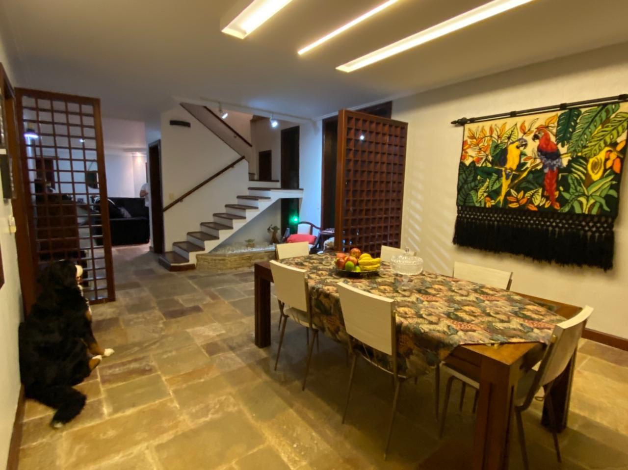 EXCLUSIVA CASA RÚSTICA COM PISCINA EM BOLSÃO FECHADO NA GRANJA VIANA – 350M² CONSTRUÍDOS