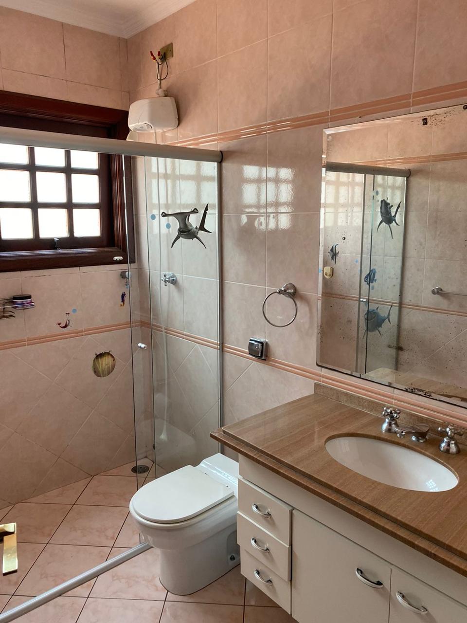 EXCLUSIVA CASA RÚSTICA COM PISCINA EM BOLSÃO FECHADO NA GRANJA VIANA – 350M² CONSTRUÍDOS