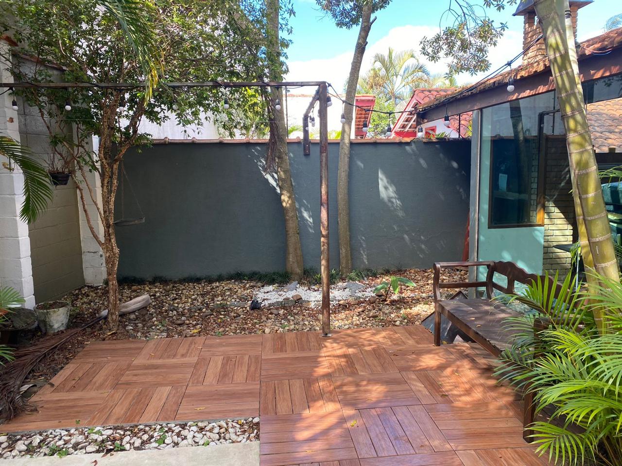 EXCLUSIVA CASA RÚSTICA COM PISCINA EM BOLSÃO FECHADO NA GRANJA VIANA – 350M² CONSTRUÍDOS