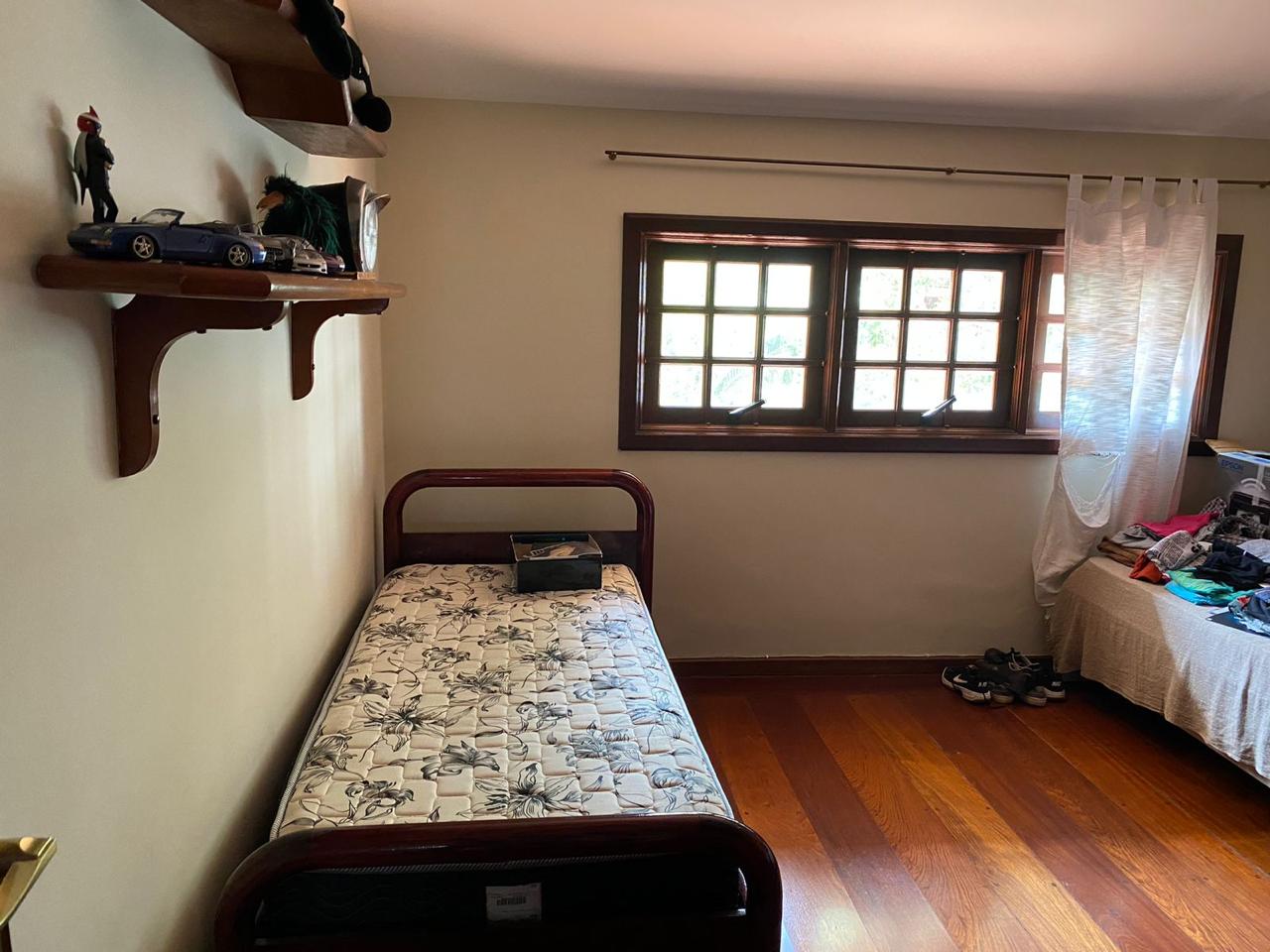 EXCLUSIVA CASA RÚSTICA COM PISCINA EM BOLSÃO FECHADO NA GRANJA VIANA – 350M² CONSTRUÍDOS