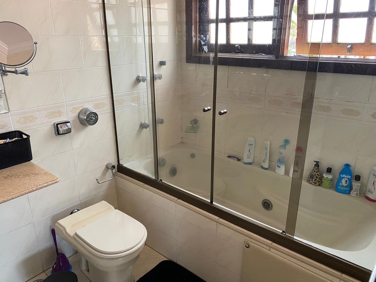 EXCLUSIVA CASA RÚSTICA COM PISCINA EM BOLSÃO FECHADO NA GRANJA VIANA – 350M² CONSTRUÍDOS