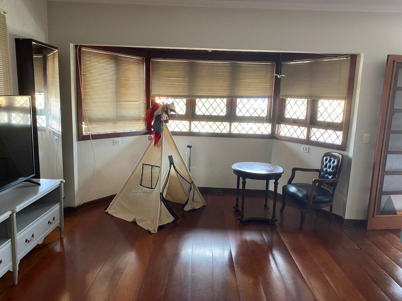 EXCLUSIVA CASA RÚSTICA COM PISCINA EM BOLSÃO FECHADO NA GRANJA VIANA – 350M² CONSTRUÍDOS