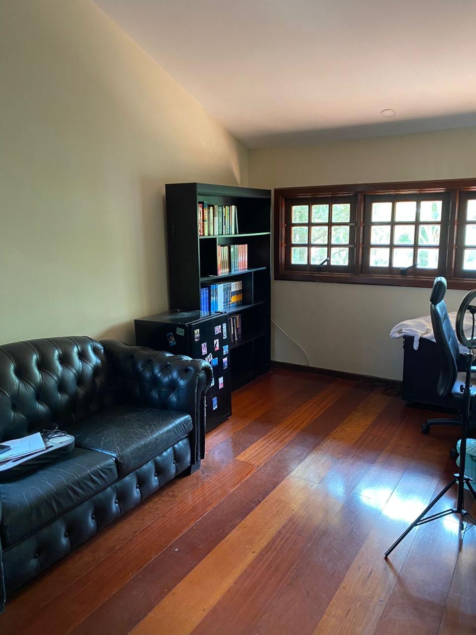 EXCLUSIVA CASA RÚSTICA COM PISCINA EM BOLSÃO FECHADO NA GRANJA VIANA – 350M² CONSTRUÍDOS
