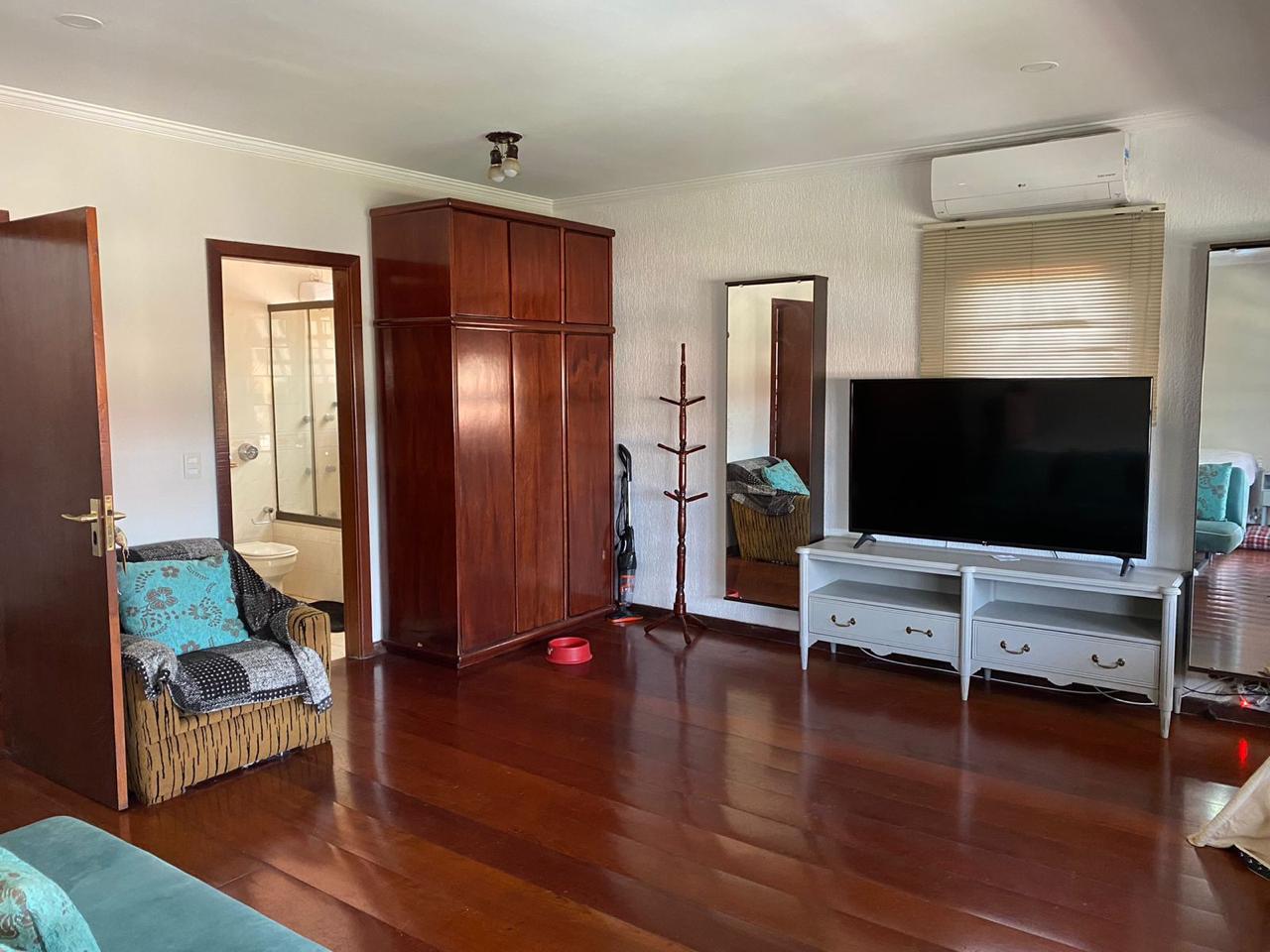 EXCLUSIVA CASA RÚSTICA COM PISCINA EM BOLSÃO FECHADO NA GRANJA VIANA – 350M² CONSTRUÍDOS