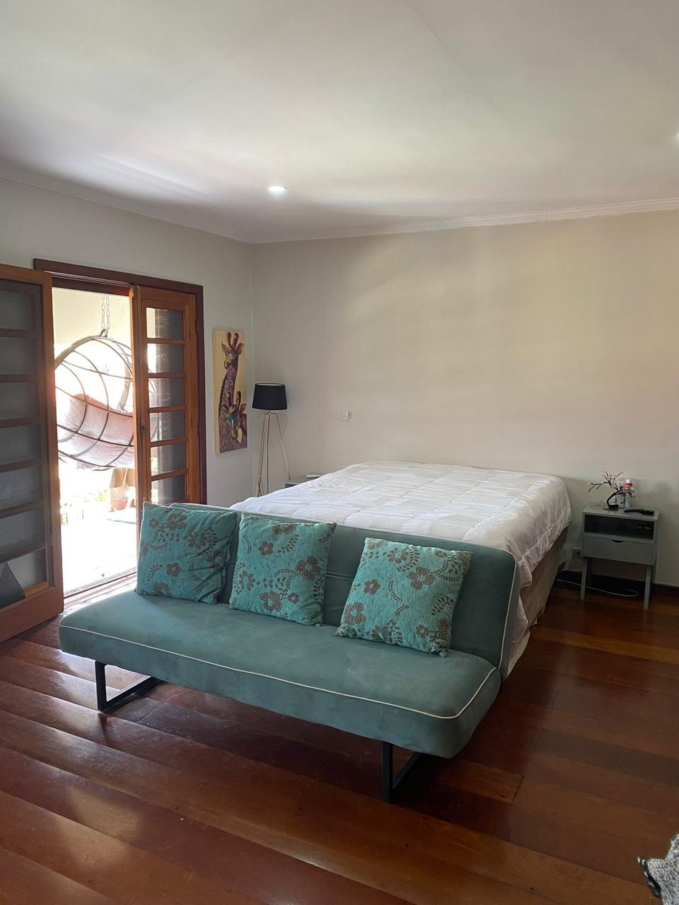 EXCLUSIVA CASA RÚSTICA COM PISCINA EM BOLSÃO FECHADO NA GRANJA VIANA – 350M² CONSTRUÍDOS
