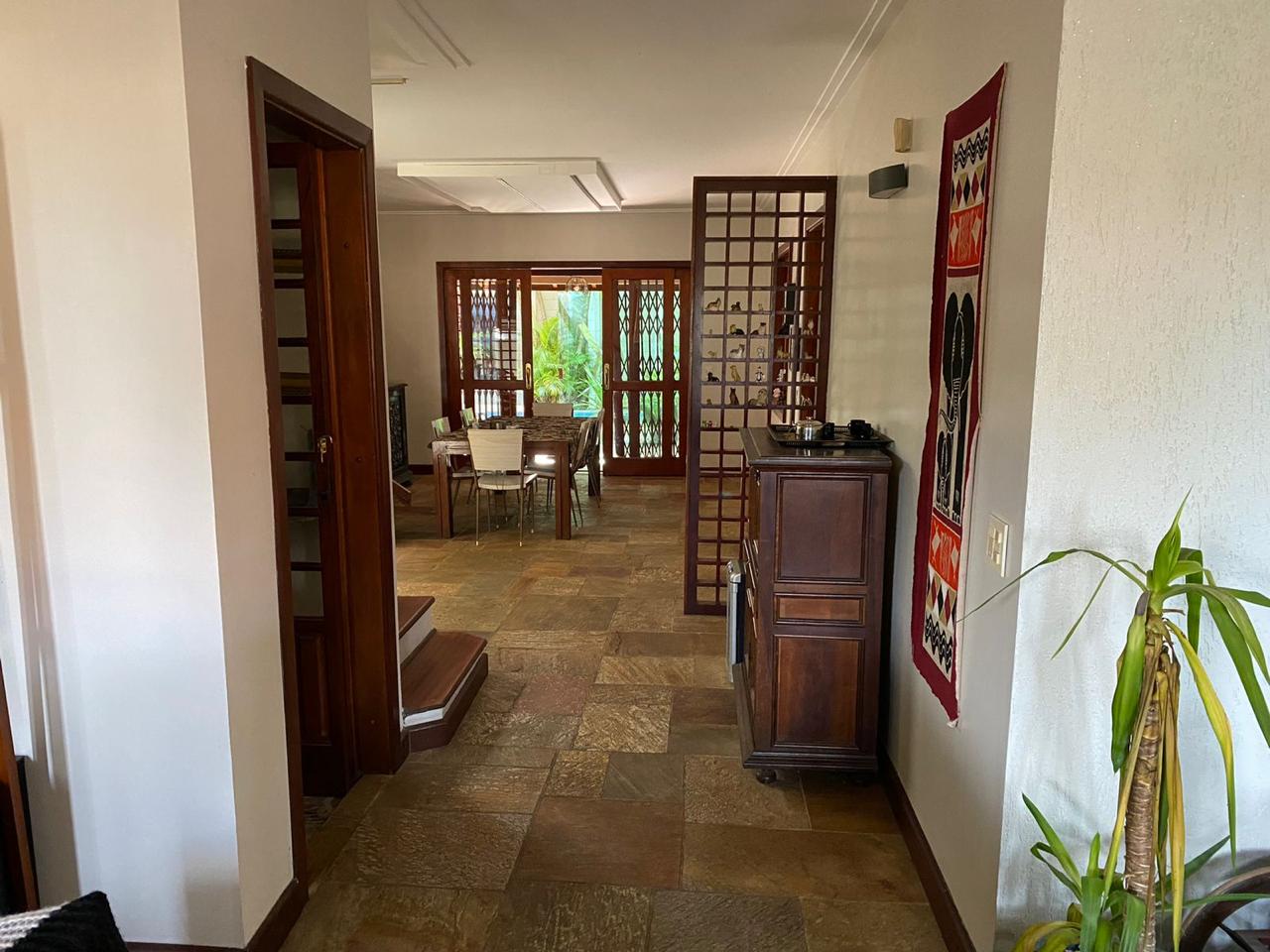 EXCLUSIVA CASA RÚSTICA COM PISCINA EM BOLSÃO FECHADO NA GRANJA VIANA – 350M² CONSTRUÍDOS