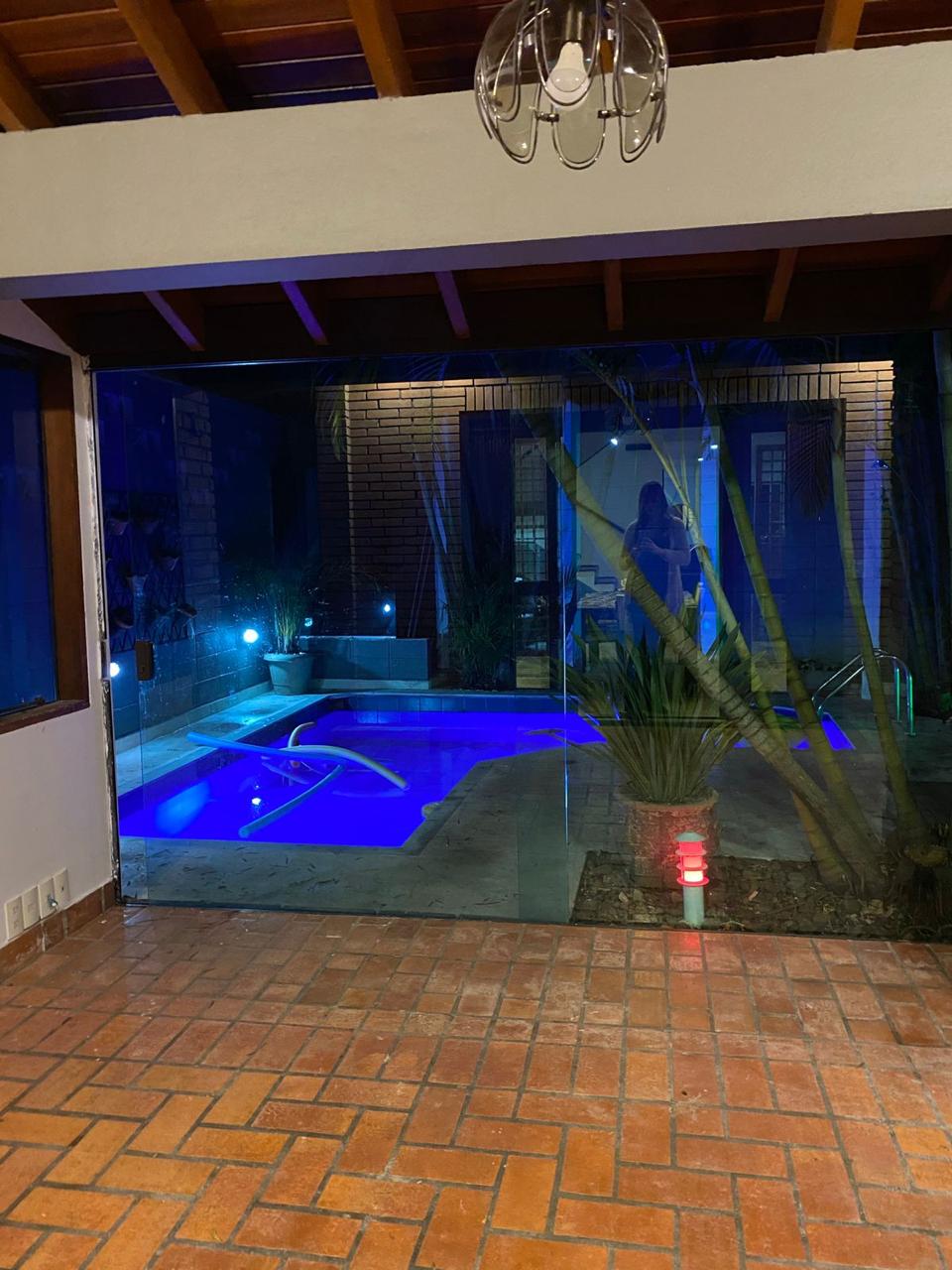 EXCLUSIVA CASA RÚSTICA COM PISCINA EM BOLSÃO FECHADO NA GRANJA VIANA – 350M² CONSTRUÍDOS