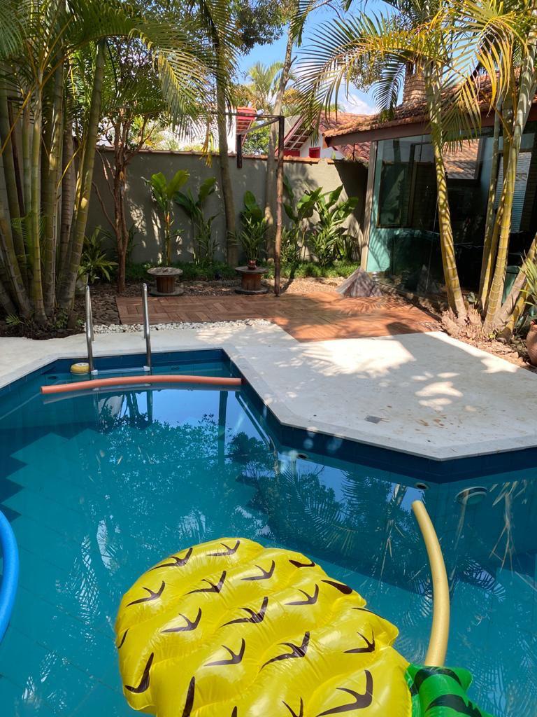 EXCLUSIVA CASA RÚSTICA COM PISCINA EM BOLSÃO FECHADO NA GRANJA VIANA – 350M² CONSTRUÍDOS