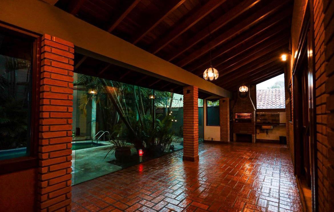 EXCLUSIVA CASA RÚSTICA COM PISCINA EM BOLSÃO FECHADO NA GRANJA VIANA – 350M² CONSTRUÍDOS
