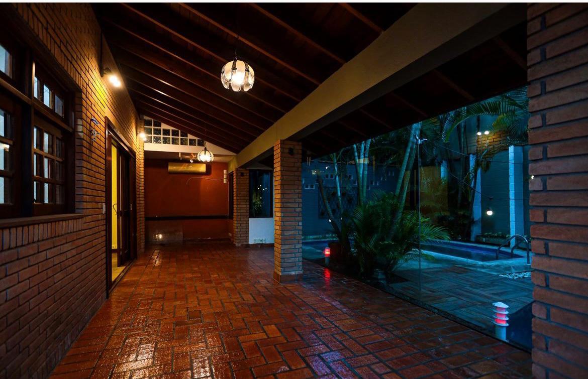 EXCLUSIVA CASA RÚSTICA COM PISCINA EM BOLSÃO FECHADO NA GRANJA VIANA – 350M² CONSTRUÍDOS
