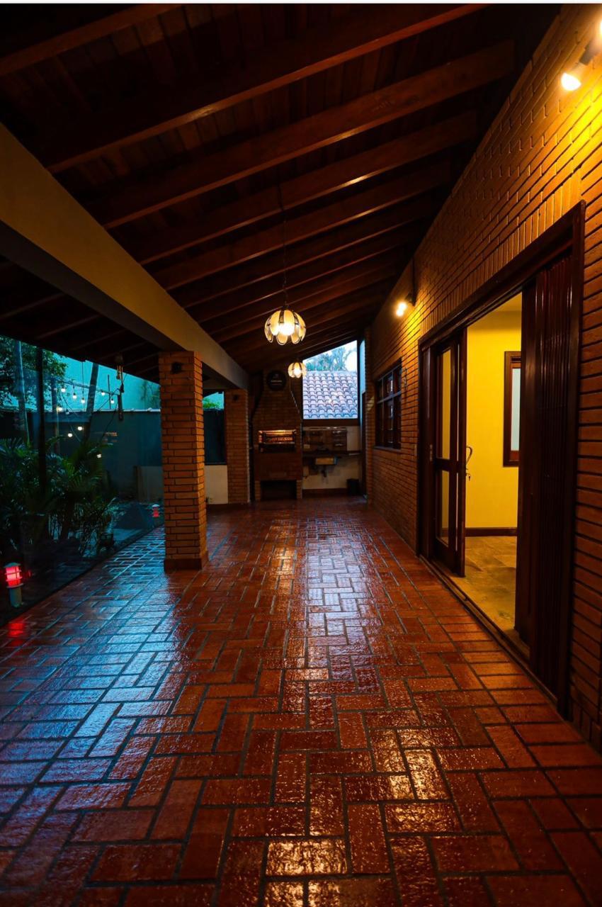 EXCLUSIVA CASA RÚSTICA COM PISCINA EM BOLSÃO FECHADO NA GRANJA VIANA – 350M² CONSTRUÍDOS