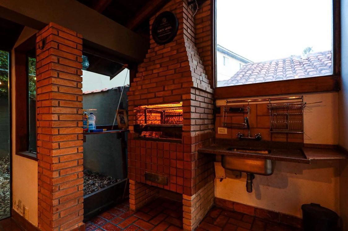 EXCLUSIVA CASA RÚSTICA COM PISCINA EM BOLSÃO FECHADO NA GRANJA VIANA – 350M² CONSTRUÍDOS
