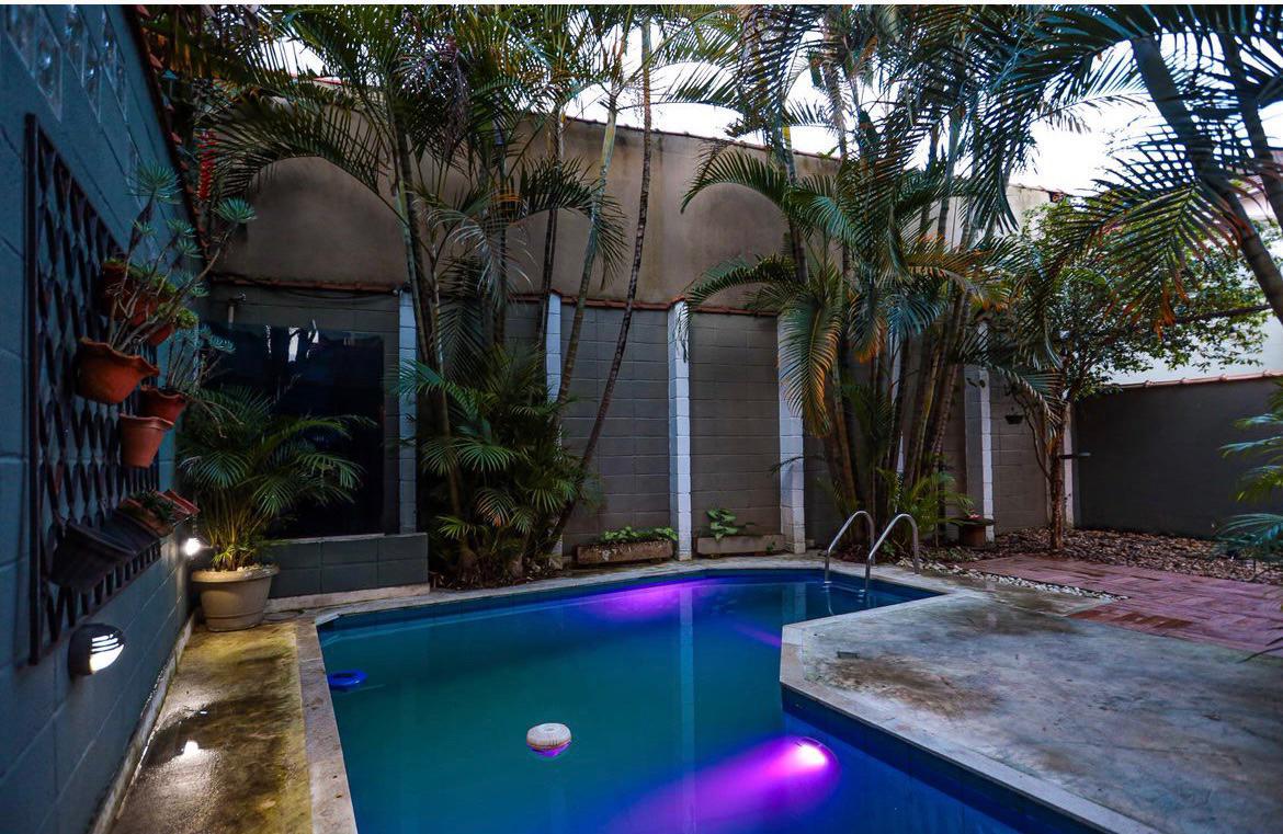 EXCLUSIVA CASA RÚSTICA COM PISCINA EM BOLSÃO FECHADO NA GRANJA VIANA – 350M² CONSTRUÍDOS
