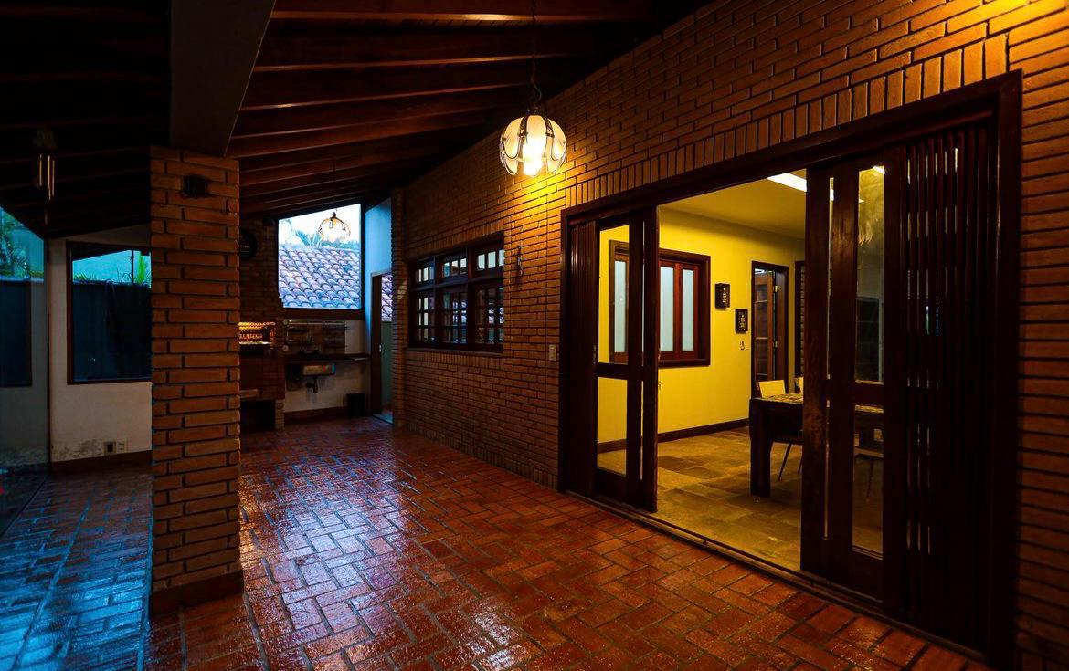 EXCLUSIVA CASA RÚSTICA COM PISCINA EM BOLSÃO FECHADO NA GRANJA VIANA – 350M² CONSTRUÍDOS