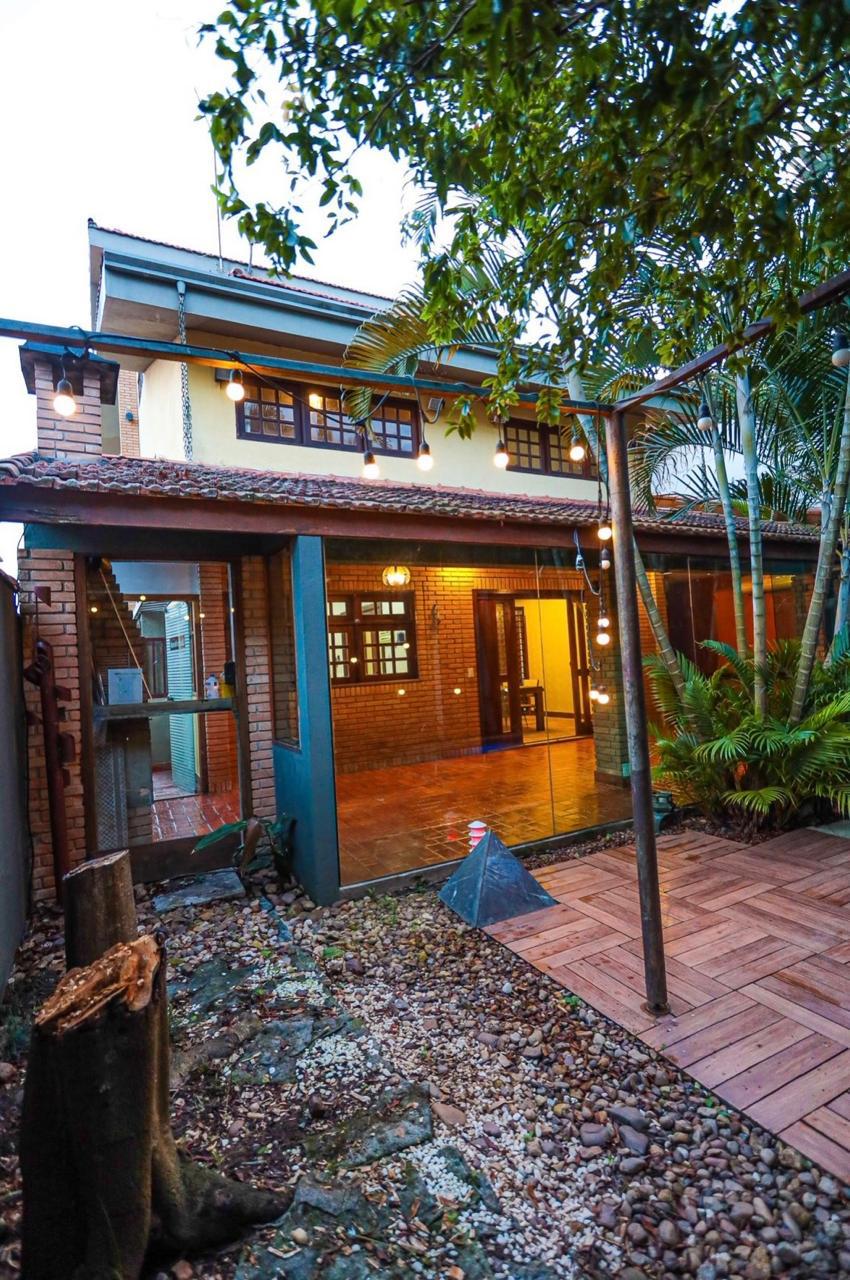 EXCLUSIVA CASA RÚSTICA COM PISCINA EM BOLSÃO FECHADO NA GRANJA VIANA – 350M² CONSTRUÍDOS