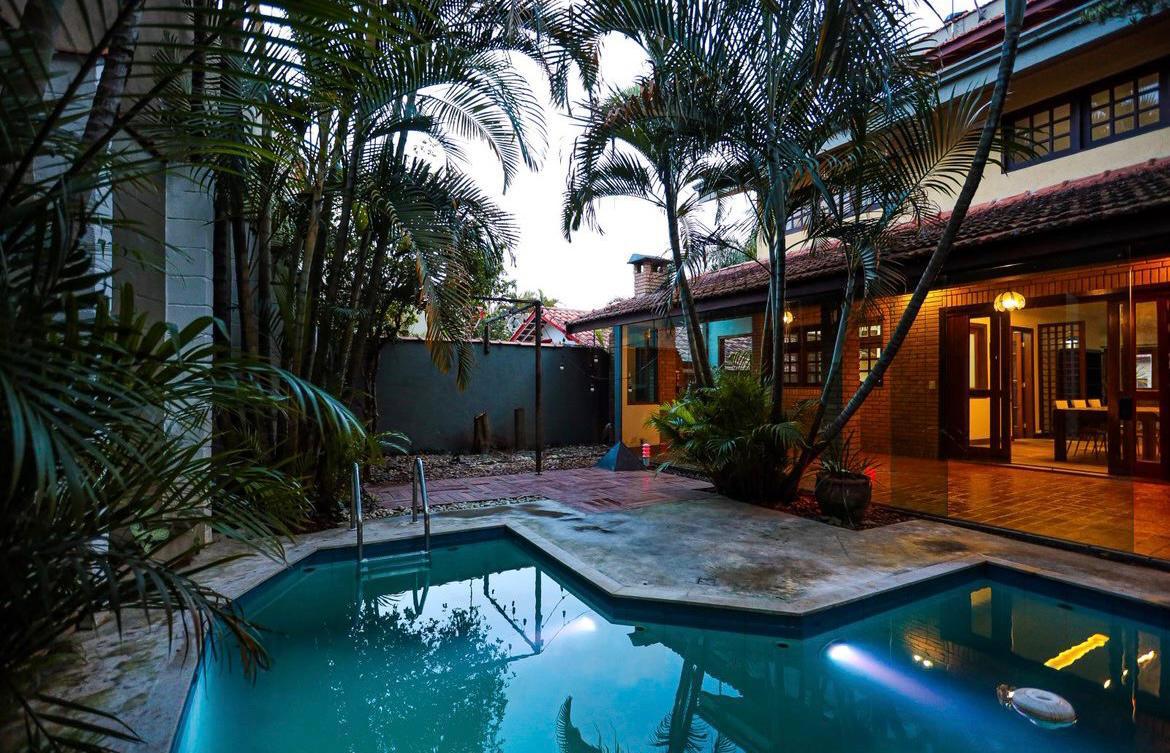 EXCLUSIVA CASA RÚSTICA COM PISCINA EM BOLSÃO FECHADO NA GRANJA VIANA – 350M² CONSTRUÍDOS