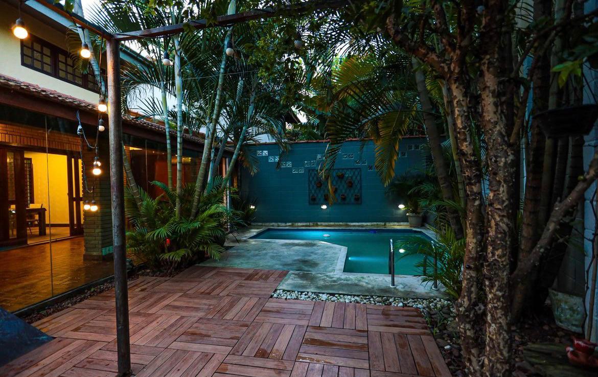 EXCLUSIVA CASA RÚSTICA COM PISCINA EM BOLSÃO FECHADO NA GRANJA VIANA – 350M² CONSTRUÍDOS