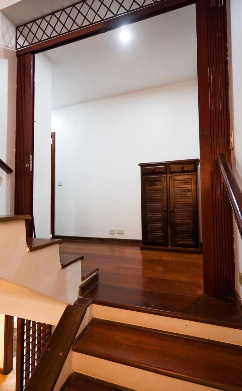 EXCLUSIVA CASA RÚSTICA COM PISCINA EM BOLSÃO FECHADO NA GRANJA VIANA – 350M² CONSTRUÍDOS