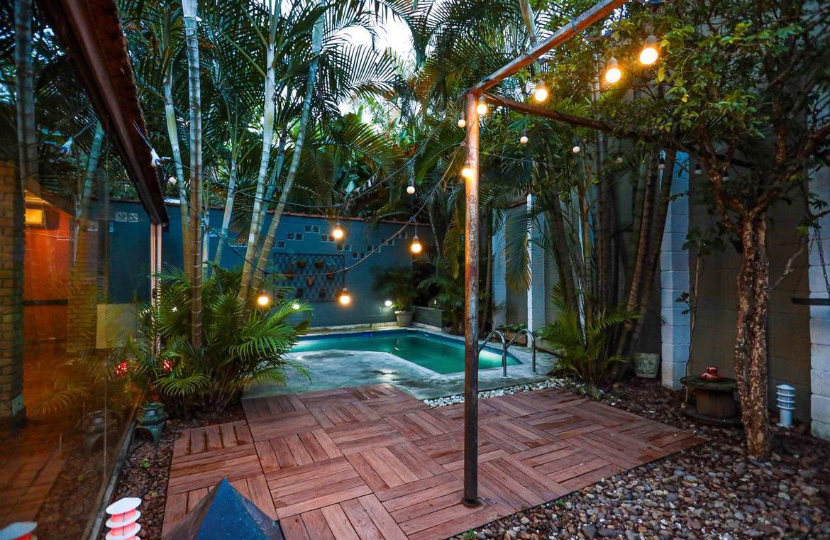 EXCLUSIVA CASA RÚSTICA COM PISCINA EM BOLSÃO FECHADO NA GRANJA VIANA – 350M² CONSTRUÍDOS