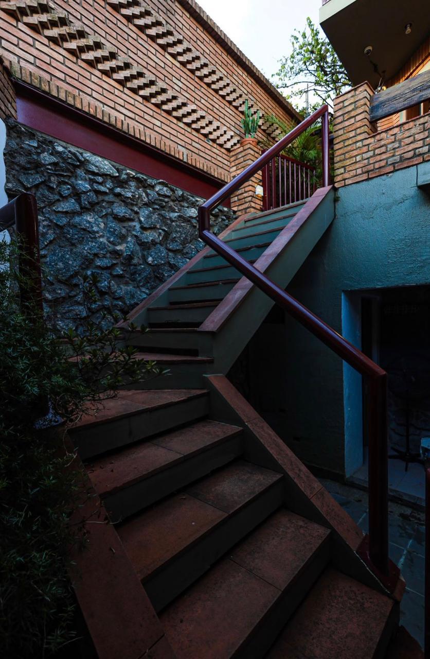 EXCLUSIVA CASA RÚSTICA COM PISCINA EM BOLSÃO FECHADO NA GRANJA VIANA – 350M² CONSTRUÍDOS