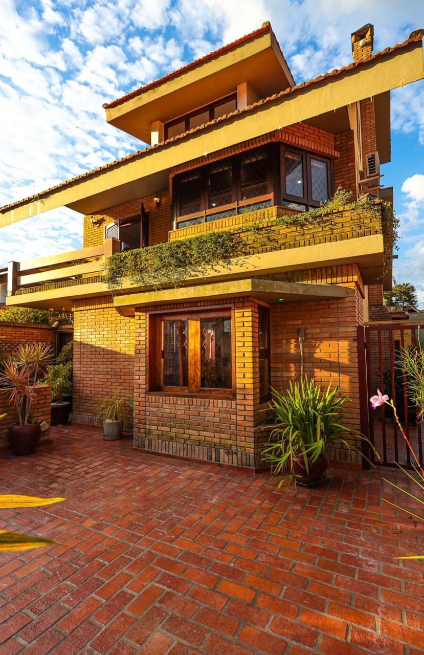 EXCLUSIVA CASA RÚSTICA COM PISCINA EM BOLSÃO FECHADO NA GRANJA VIANA – 350M² CONSTRUÍDOS