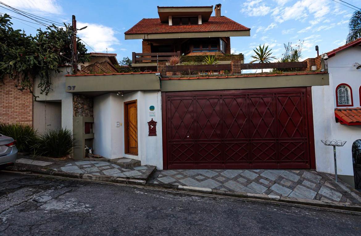 EXCLUSIVA CASA RÚSTICA COM PISCINA EM BOLSÃO FECHADO NA GRANJA VIANA – 350M² CONSTRUÍDOS