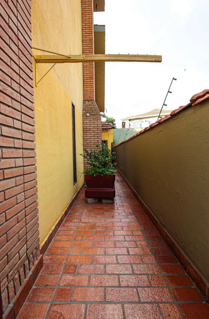 EXCLUSIVA CASA RÚSTICA COM PISCINA EM BOLSÃO FECHADO NA GRANJA VIANA – 350M² CONSTRUÍDOS
