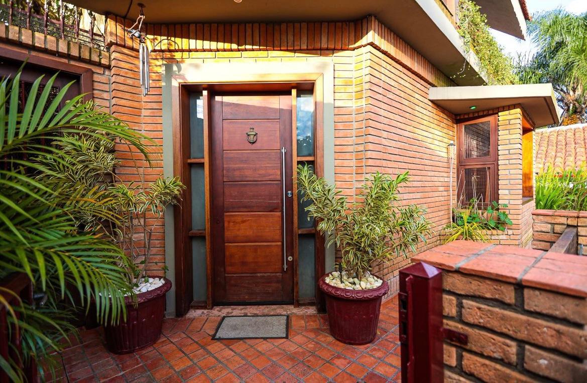 EXCLUSIVA CASA RÚSTICA COM PISCINA EM BOLSÃO FECHADO NA GRANJA VIANA – 350M² CONSTRUÍDOS